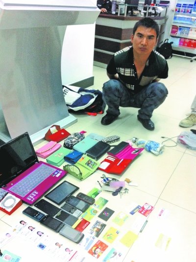 <em>好色</em>盗贼偷完<em>女生</em>手机约其同学开房被民警抓获