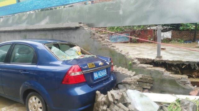 暴雨来袭 武汉市民出行注意了!小心塌方、积水