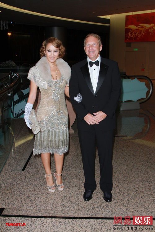 甄子丹携妻亮相秀恩爱 自曝儿子有武打天分