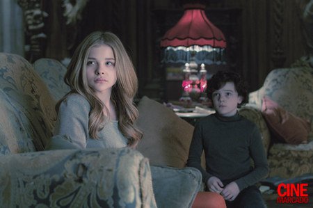 约翰尼德普《黑影》发新照 吸血鬼家族齐亮相