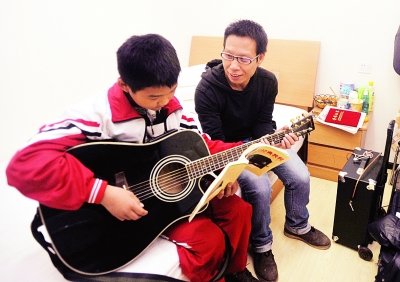 为孩子上学兼两份差 游唱侠为生活也为音乐