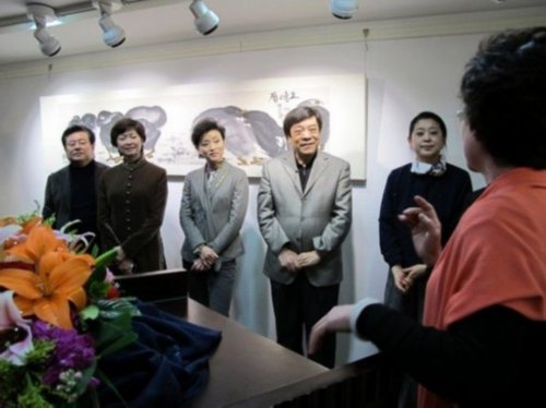 倪萍淡妆端庄办画展 主持人转行当画家(图)