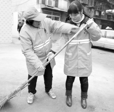为让清洁工过节休息 女大学生提前学扫路顶班