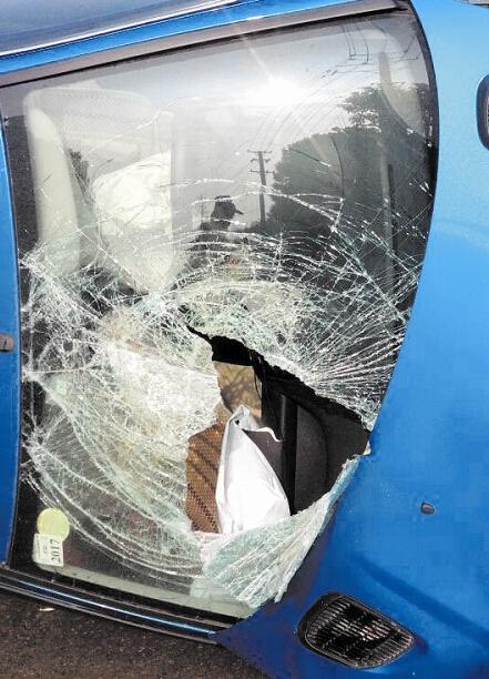 车祸致女司机被困车中 过路好汉砸玻璃将其救