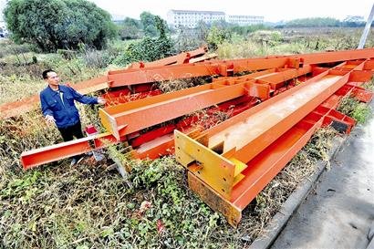 武汉一货车货物脱落 吊车施救竟要价1.2万元