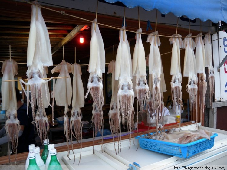 实拍韩国街头美味:烧鸡串、炒年糕…