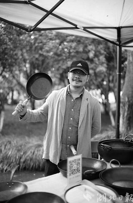 恩施大学生返乡盘活打铁手艺 打造中国好铁锅