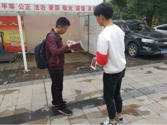 503名大学生义卖筹集善款 为狗站送去448斤狗粮