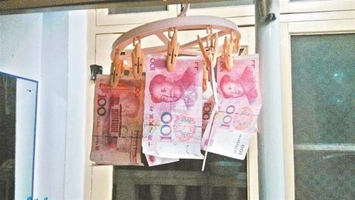 武汉大一新生千元现金被打湿 寝室衣架晾钞票