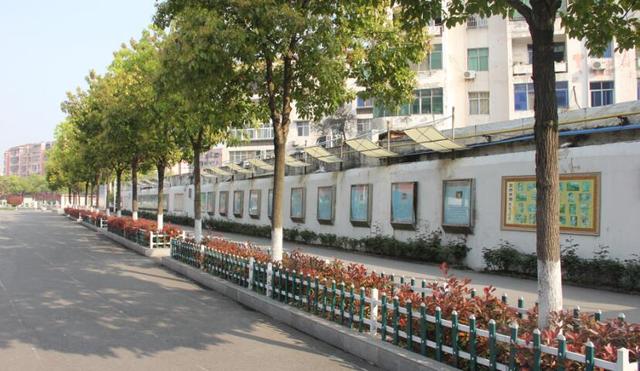 高中园林获得潜江市首届市级高中校园称号思想政治课现状文明图片