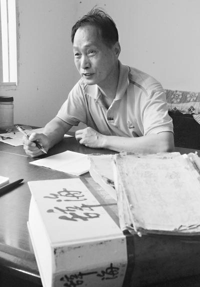 新洲65岁老人熟识3万汉字 曾背下多本辞书
