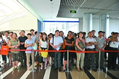 76岁父亲送40岁儿子上大学 称担心其交际能力