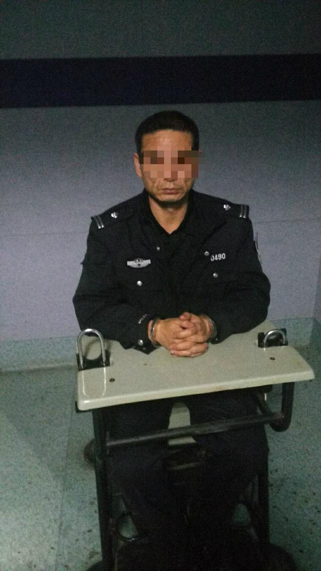 为快速订房保安穿警服冒充警察 遇到真警察露陷