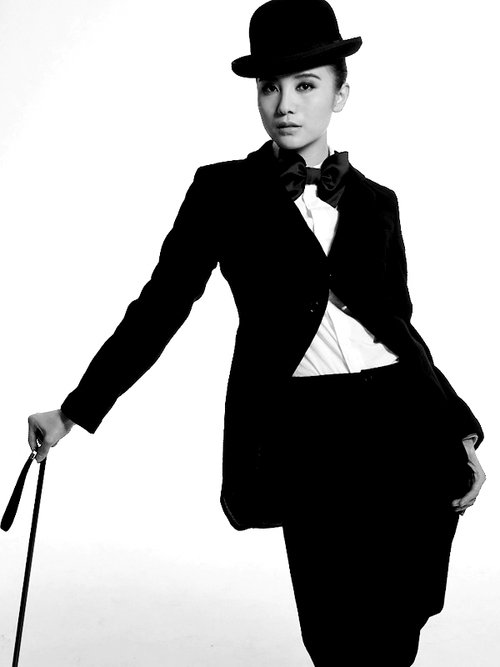 小宋佳贴须反串雅皮士 变狂野逗趣雅痞女爵