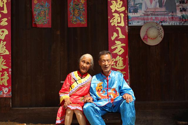 武汉大学生为结婚66年农村夫妇补拍婚纱照