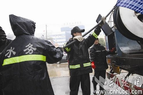 武汉<em>90后美女</em>疏捞工 白天掏下水道晚上刷微博
