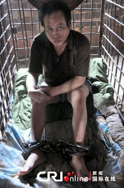 男子10年前打死小孩 被七旬老母锁铁笼11年(图