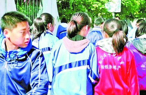 刚摘绿领巾,又穿红校服