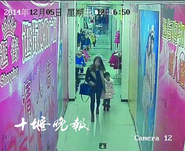 大人试衣作掩护小孩趁机偷手机 3小时3家店被