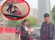  女子下车 不慎丢失婚戒 过路男女笑着捡走(组图