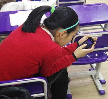 14岁少女每天玩手机6小时 颈椎变形如50岁老