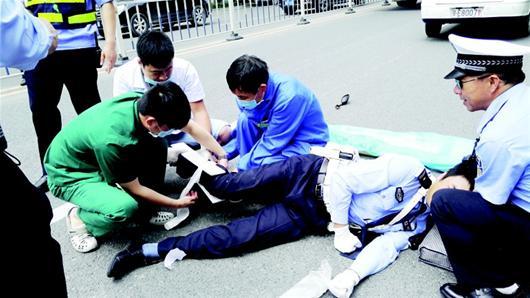 男子骑无牌摩托车加速冲卡 协警被撞腿骨折(图