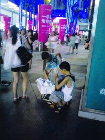 4个小学生光谷广场叫卖冰棒 称只为练胆不为赚钱