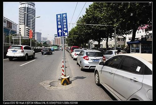 武汉同济门前疏堵+交警提醒:停车别扎堆医院