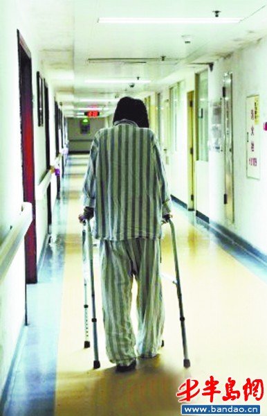 21岁,宠物虫吃空她的骨头