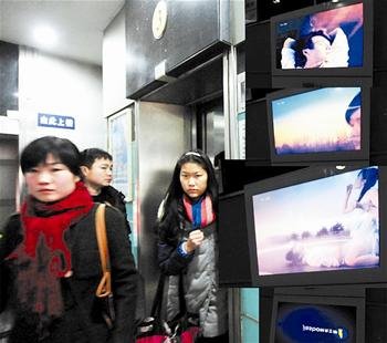 武汉一写字楼电梯滚动播放露骨避孕套广告(图