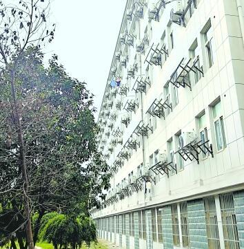 在武汉城市职业学院南校区，学生宿舍外均挂着空调外机。（记者 刘海锋 摄）