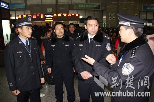 <em>武汉警官职业学院</em>师生接力保春运 协助民警抓