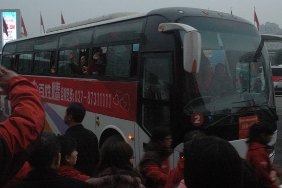 湖北联通送农民工<em>兄弟姐妹</em>回家<em>过年</em>_大楚网