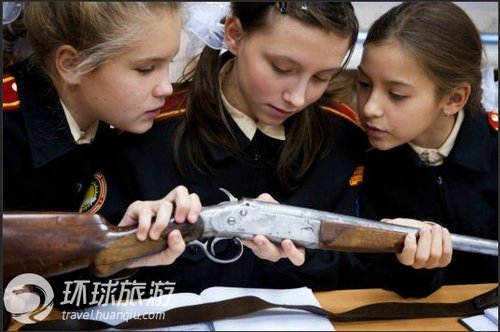 喜欢莫斯科的男生女生少女玩枪带防毒面具少女探秘天蝎座的军校图片