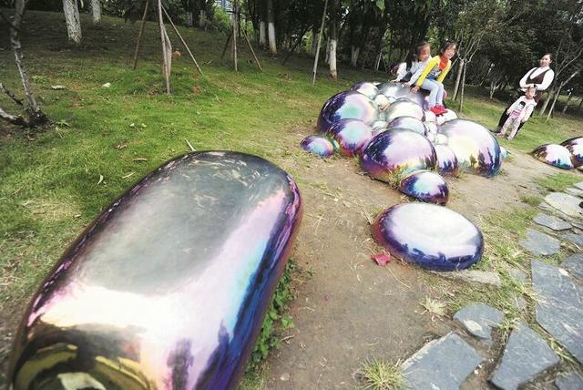 宝宝被公园金属雕塑烫伤？园方：雕塑没那么烫