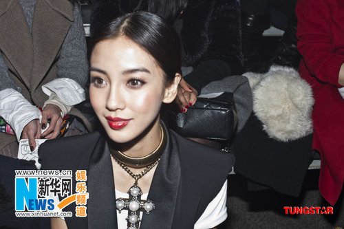 Angelababy现身巴黎时装展 红唇电眼千娇百媚
