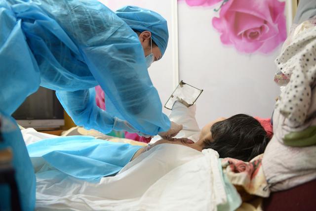 奶奶身上有恶臭两年不敢出门 护士轮流上门护理