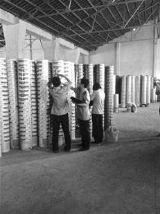 武汉一团伙自制铁皮桶装假名牌漆 每桶便宜50