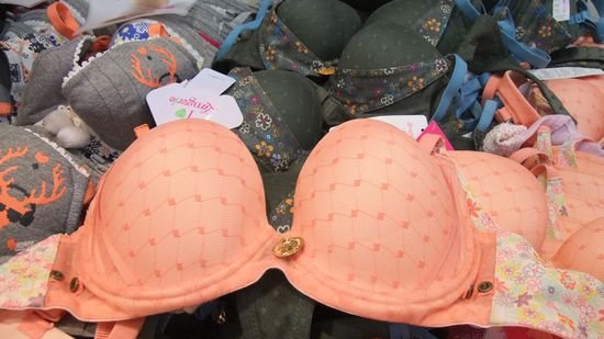 姑娘嫂子们抢内衣咯 曼妮芬特卖会三件150元