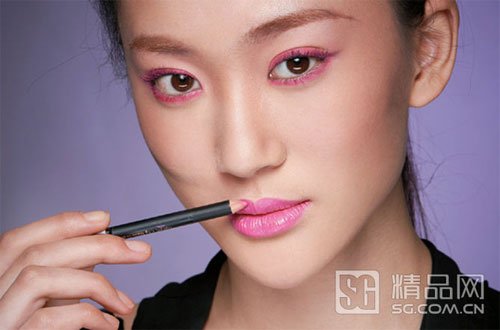 本季的粉色潮流里加减法 打造鲜活气息妆容