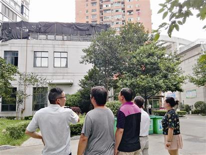 美岸长堤小区4号楼三单元3楼露台上违建的私家菜馆包间