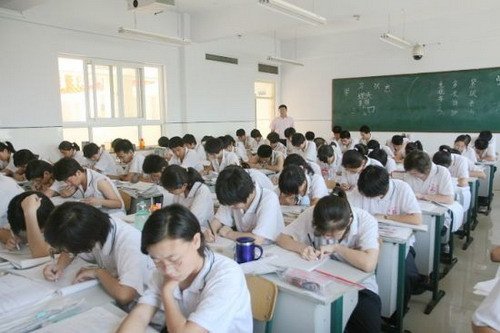 学生抱怨天热不开空调 校方回应为了适应高考考场