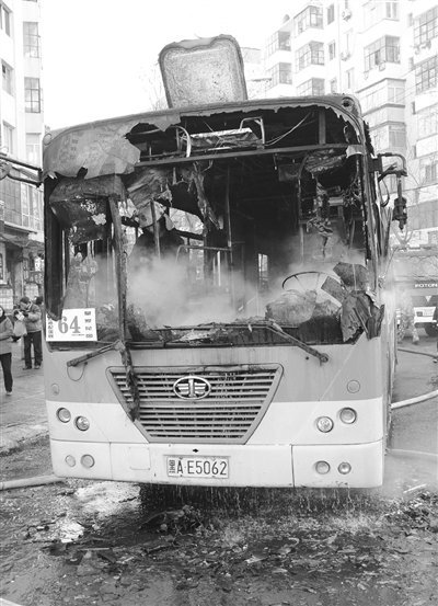 哈尔滨64路公交车自燃起火 30余名乘客疏散