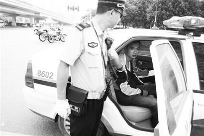 武汉一 摩托男 撞人后逃逸 交警勇追500米(图)