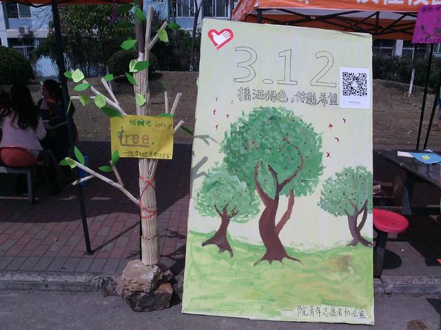 高校志愿者用筷子建造筷子树 传播环保理念