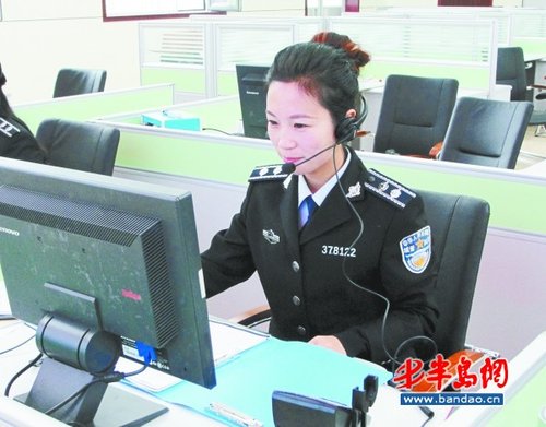 接线员在大厅接听和处理市民热线电话.