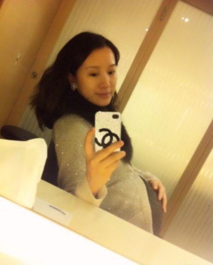 李念分娩在即晒九月孕照 气色红润清丽依旧_大