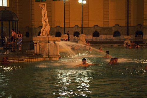 实拍匈牙利街头全民“大澡堂”