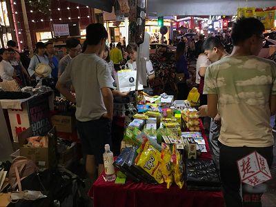 武汉5名大学生国庆上街摆摊卖零食 一天挣万元