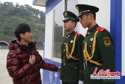 广西:著名歌手送歌国门 慰问南疆边防卫士